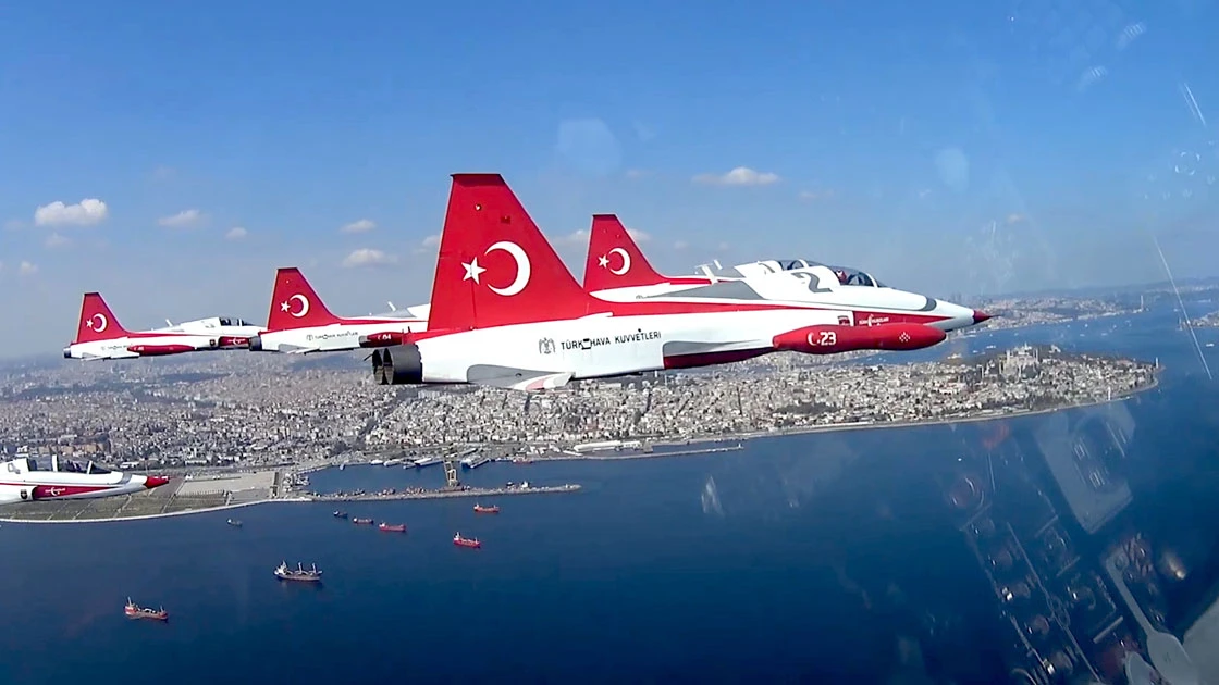 Türk Yıldızları'nın İstanbul'u selamlamasına 'kokpit içi' bakış