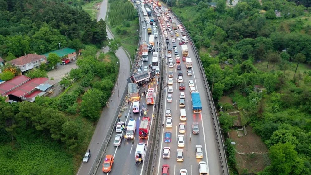 Kocaeli TEM'de zincirleme kaza: 20 yaralı