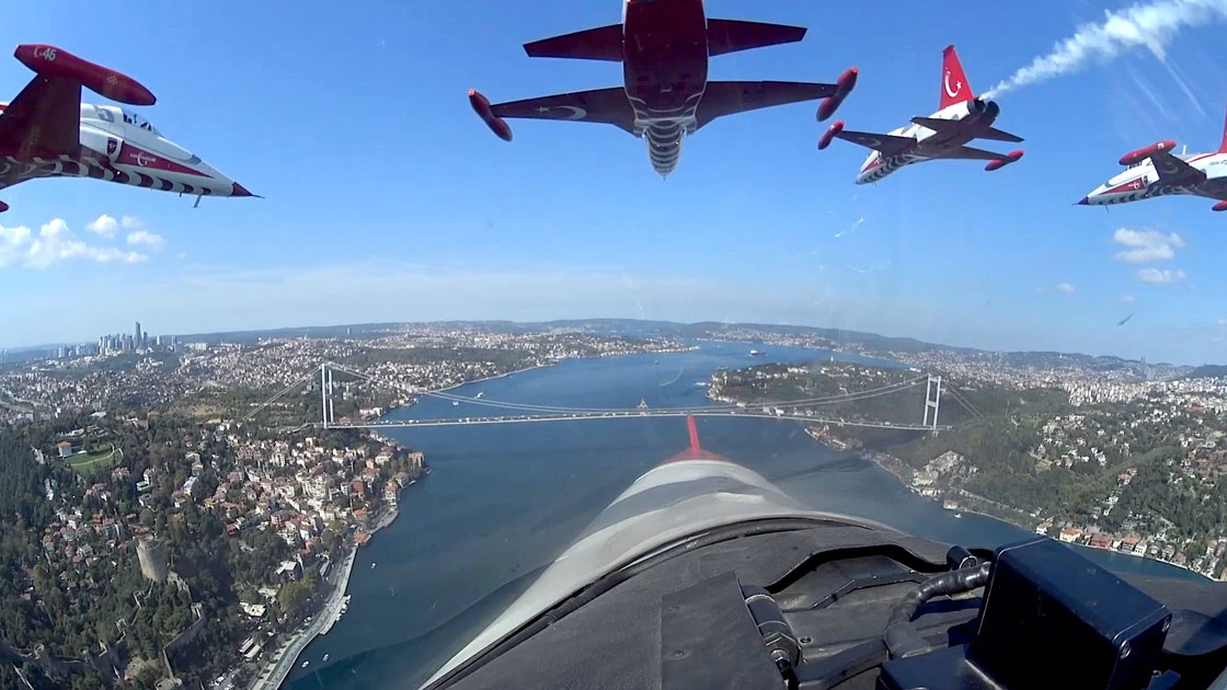 Türk Yıldızları'nın İstanbul'u selamlamasına 'kokpit içi' bakış