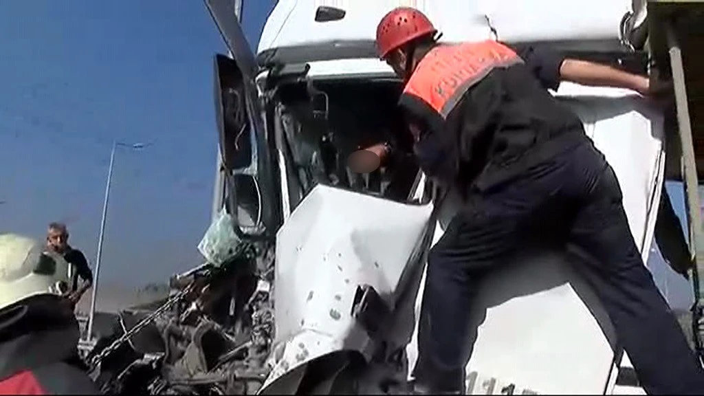 Okmeydanı'nda iki hafriyat kamyonu çarpıştı