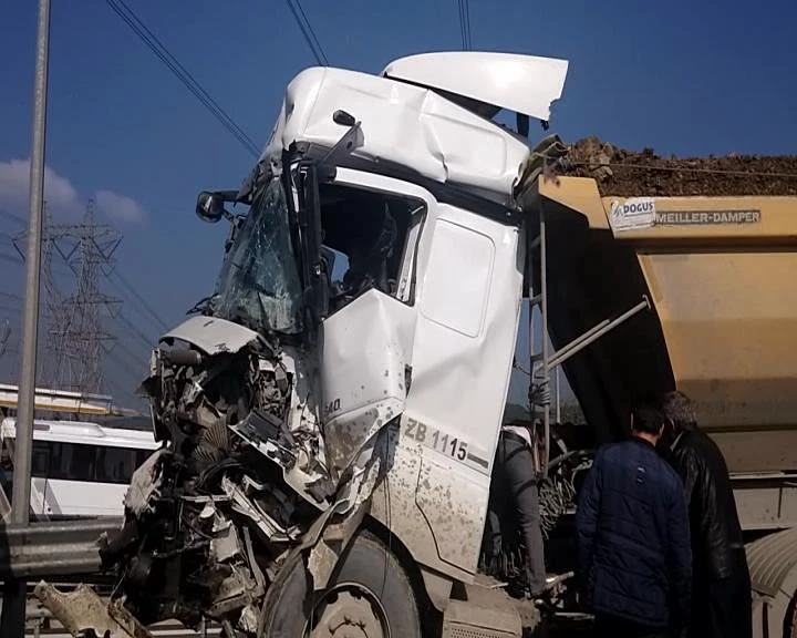 Okmeydanı'nda iki hafriyat kamyonu çarpıştı