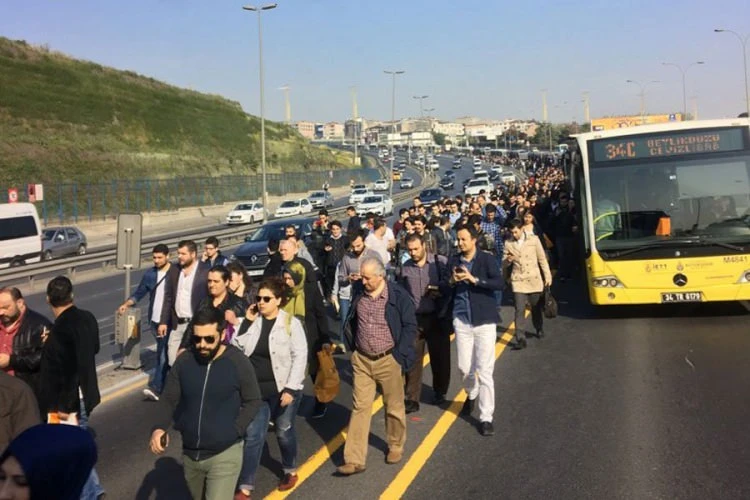 Arıza giderildi! Metrobüs seferleri normale döndü