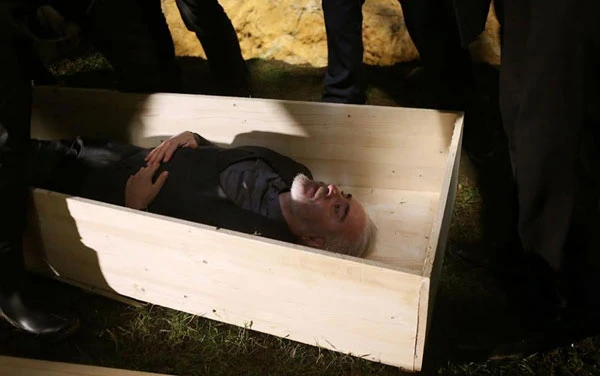 Uğur Yücel tabutta fenalaştı