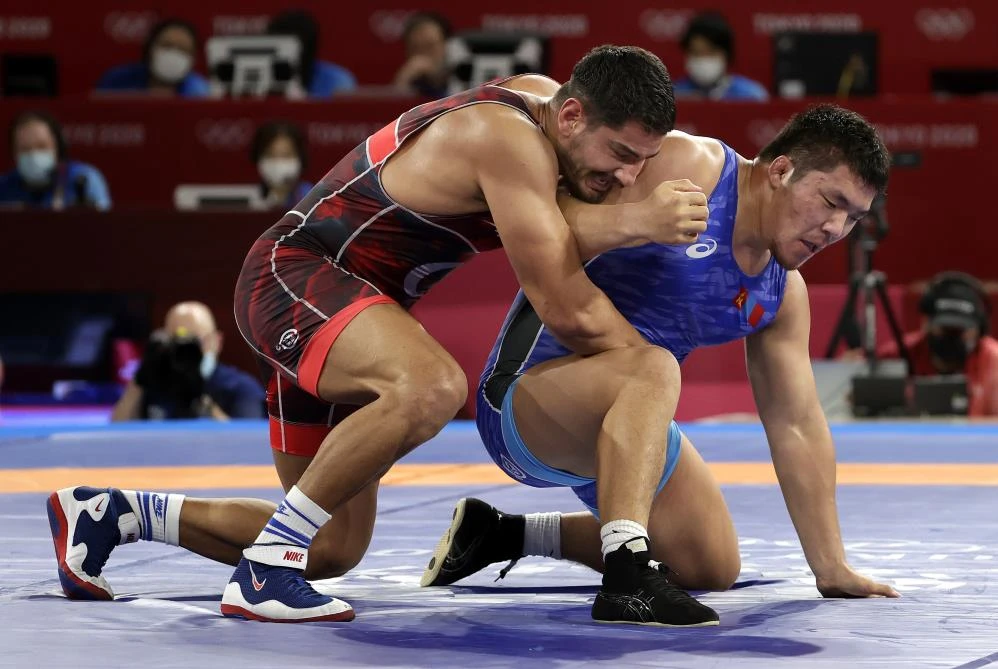 Milli güreşçi Taha Akgül'den bronz madalya