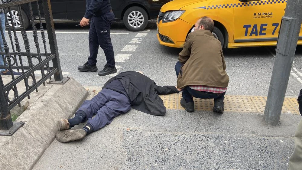 Seyir halindeki taksi yaşlı adama çarptı