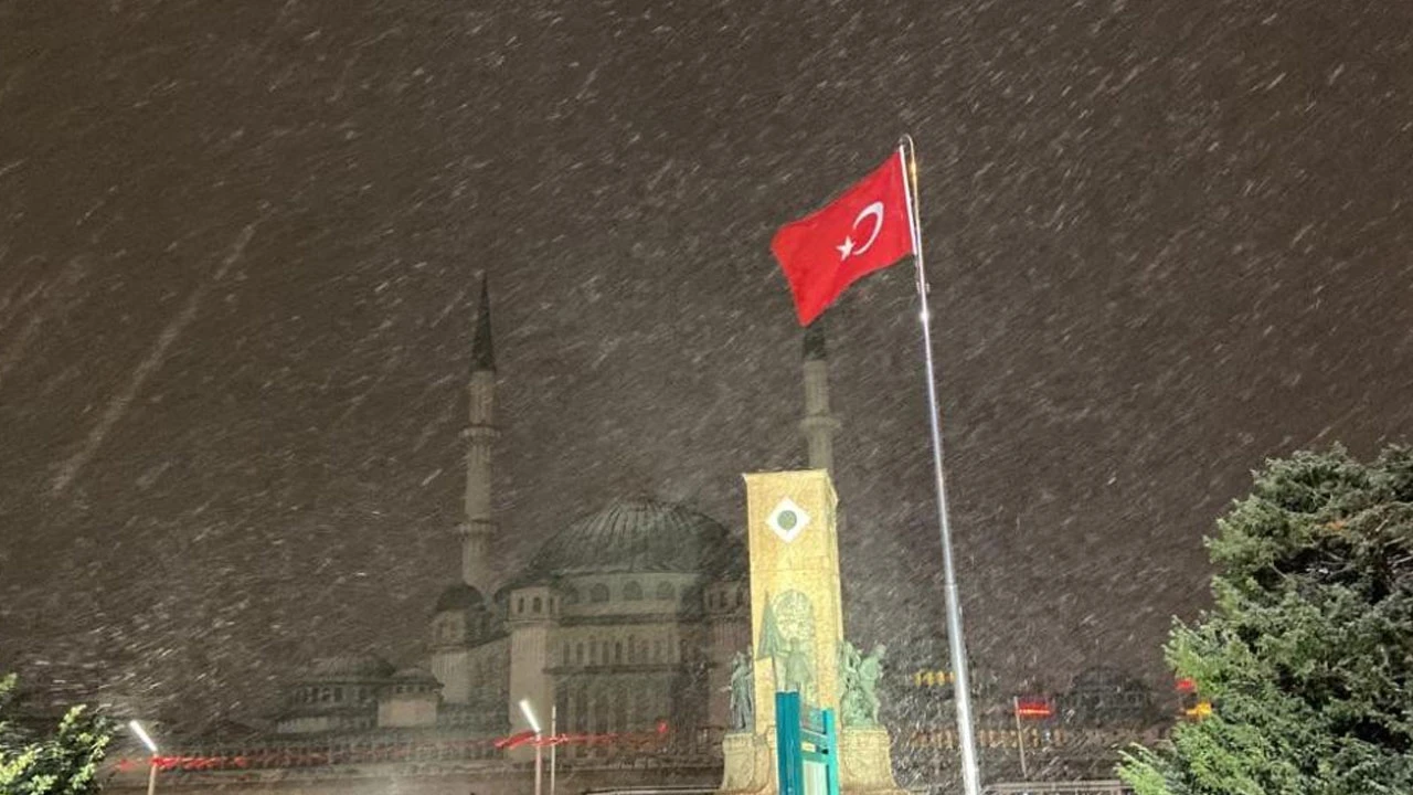 Megakent'te kar yağışı: Bir anda başladı, İstanbul'u beyaza bürüdü