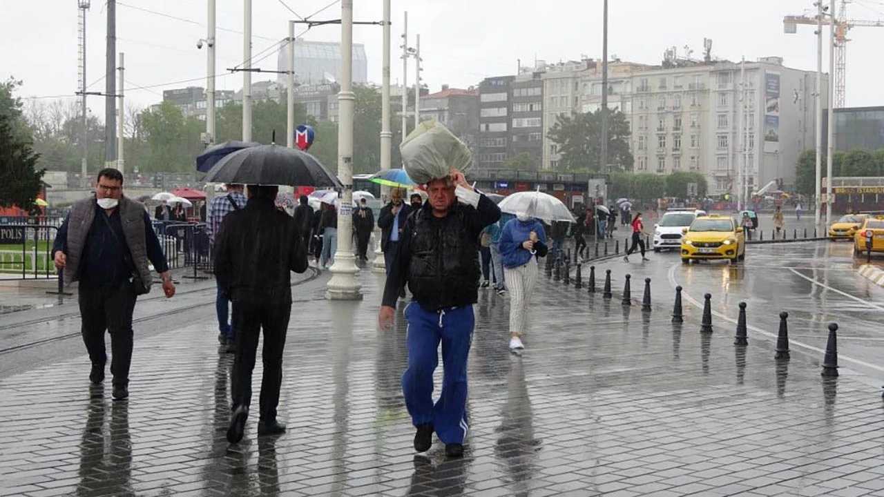 Sağanak ve rüzgar vatandaşlara zor anlar yaşattı