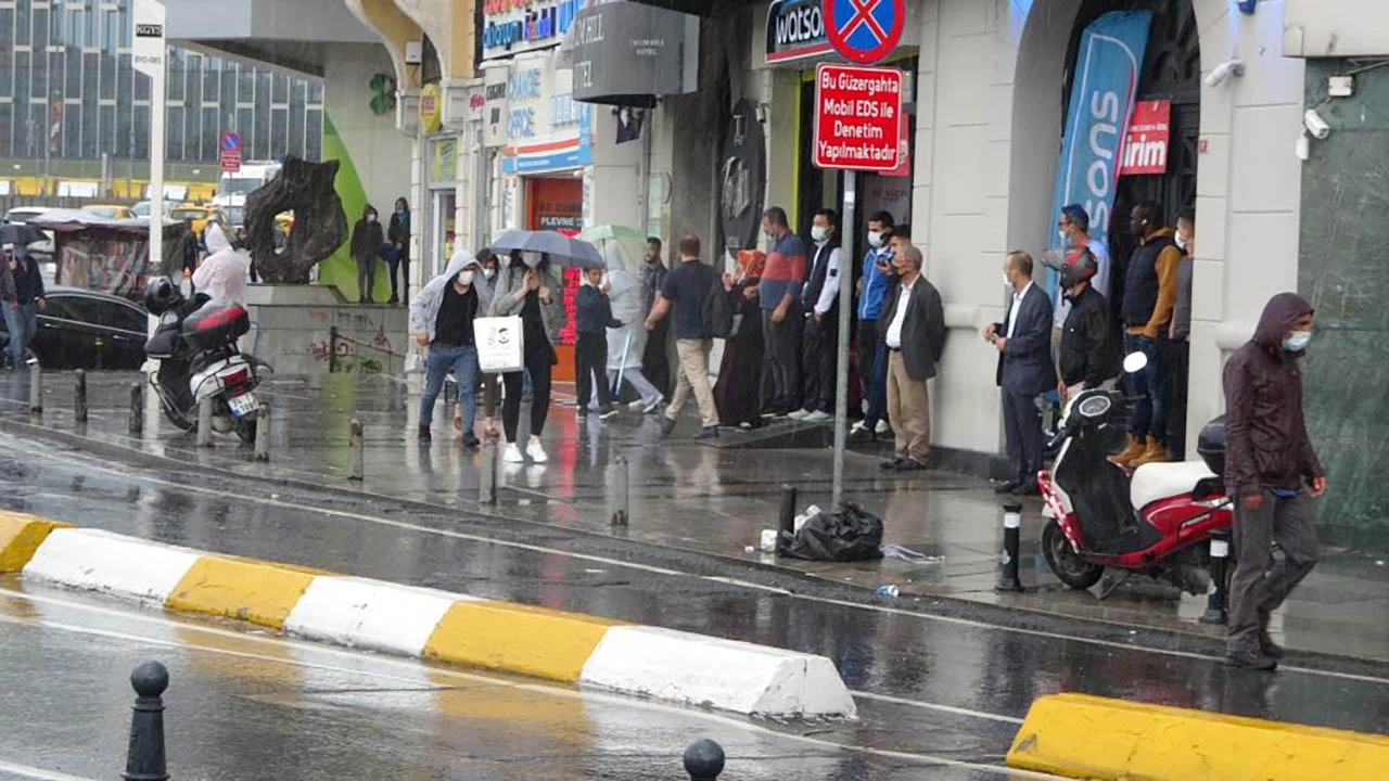 Sağanak ve rüzgar vatandaşlara zor anlar yaşattı