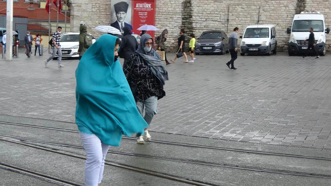 Sağanak ve rüzgar vatandaşlara zor anlar yaşattı