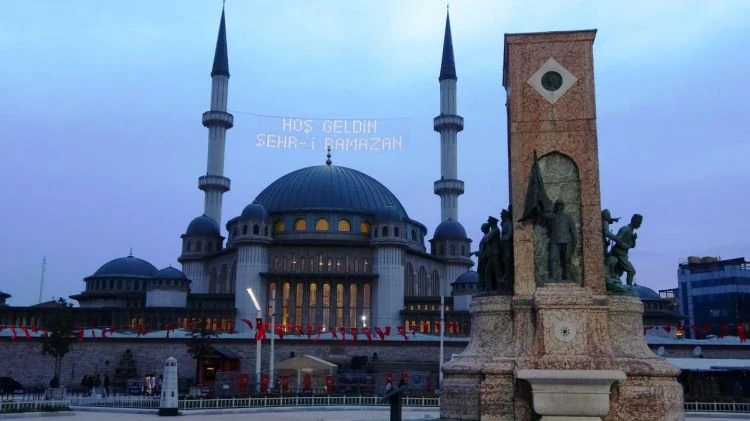Taksim Camii’nin ilk mahyası göz kamaştırdı: Elhamdülillah