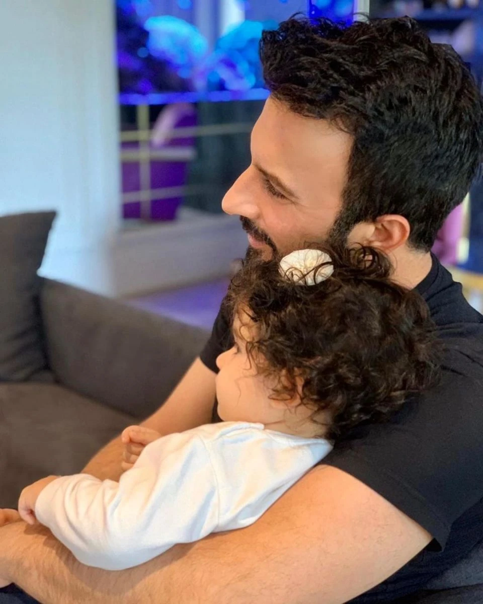 Tarkan, kızı Liya ile ilk kez yüzünü gösteren fotoğrafını paylaştı