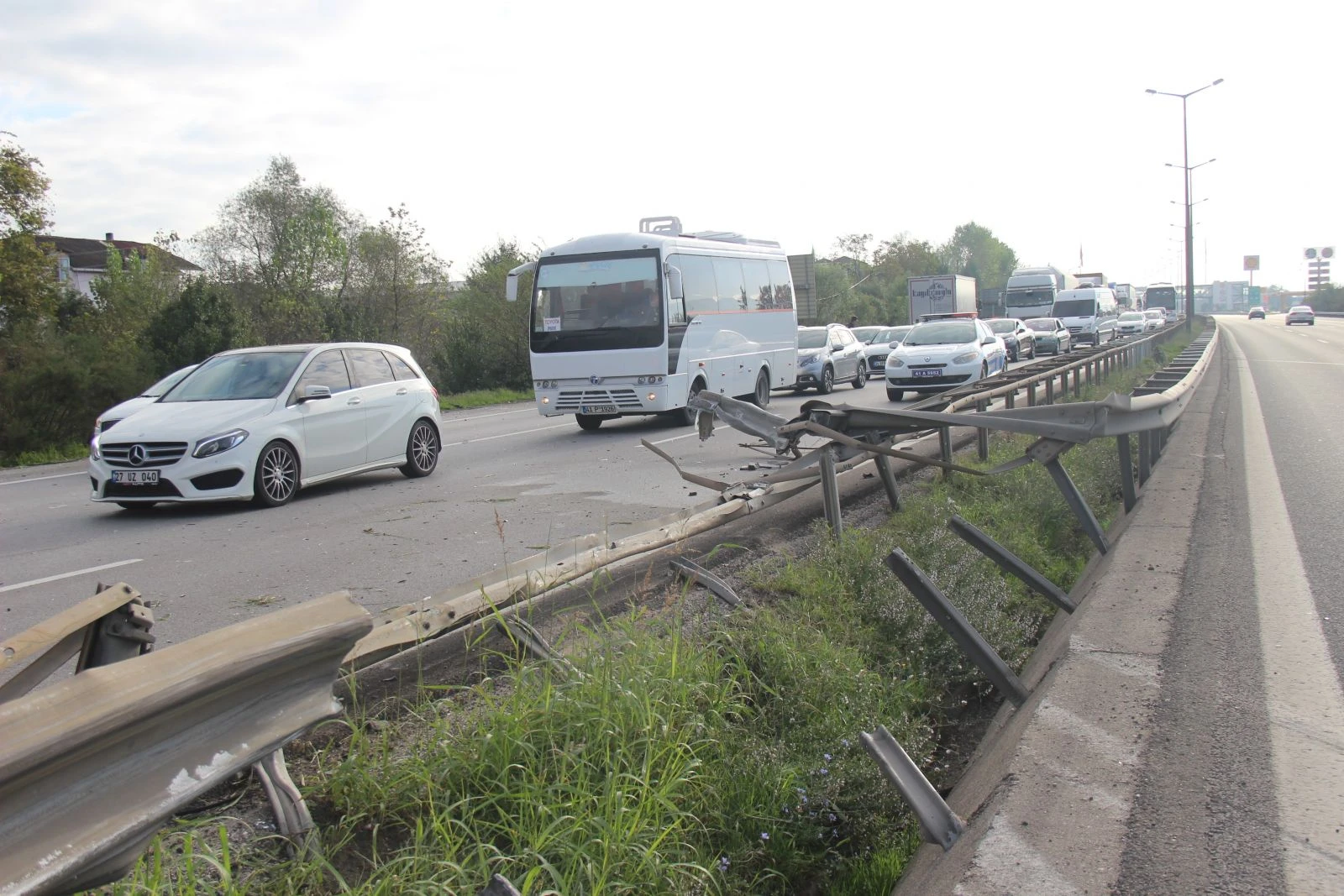 TEM'de tır dehşeti: 1 ölü, 1 yaralı