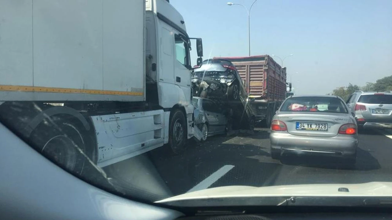 TEM'de zincirleme kaza: 5 araç birbirine girdi