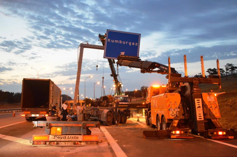 Direğe çarpan tırın şoförü öldü