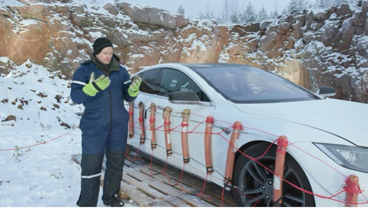 Bozulan Tesla için istenen parayı karşılayamayınca dinamitle patlattı