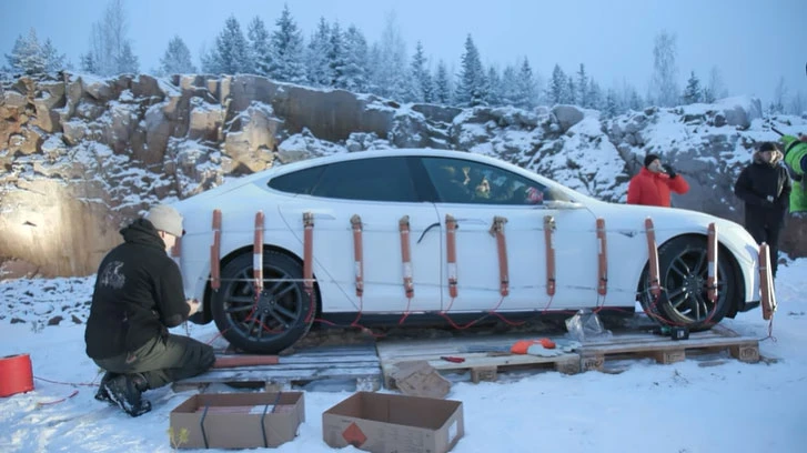 Bozulan Tesla için istenen parayı karşılayamayınca dinamitle patlattı