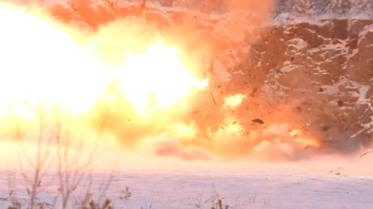 Bozulan Tesla için istenen parayı karşılayamayınca dinamitle patlattı