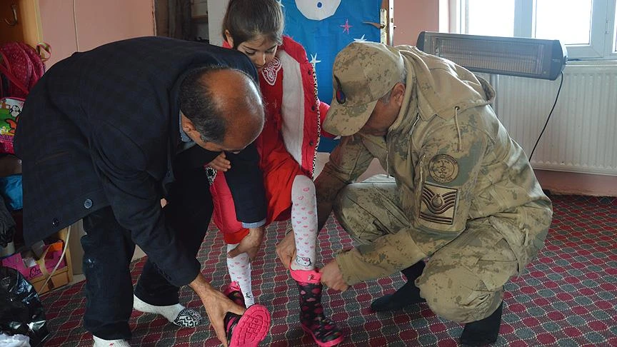 Mehmetçik'ten köy çocuklarını ısıtan kampanya