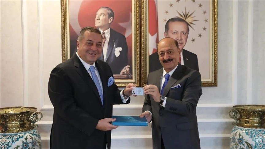 Yabancı yatırımcıyı ülkeye çekecek adım: İlk Turkuaz Kart verildi