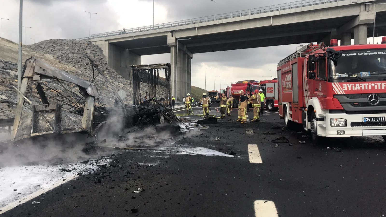 Otoyolda panik anları! Alev alev yandı