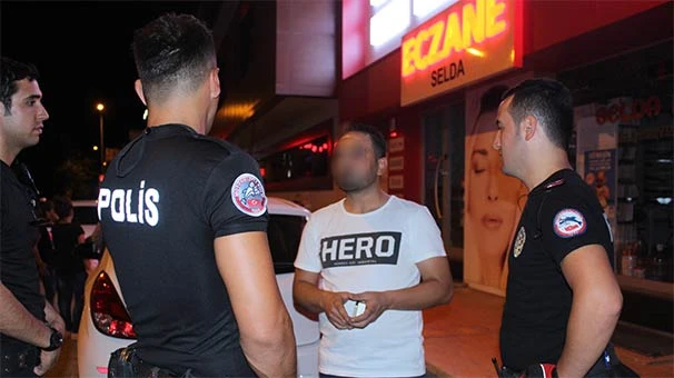 Giydiği ‘HERO’ yazılı tişörtü yakmak istedi