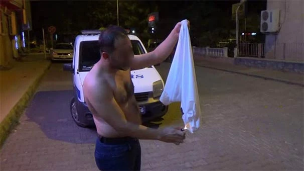 Giydiği ‘HERO’ yazılı tişörtü yakmak istedi