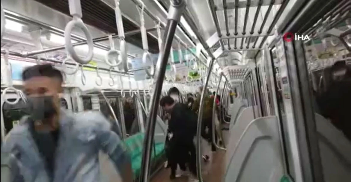 Son dakika! Tokyo'da saldırgan treni ateşe verip 15 kişiyi bıçakladı