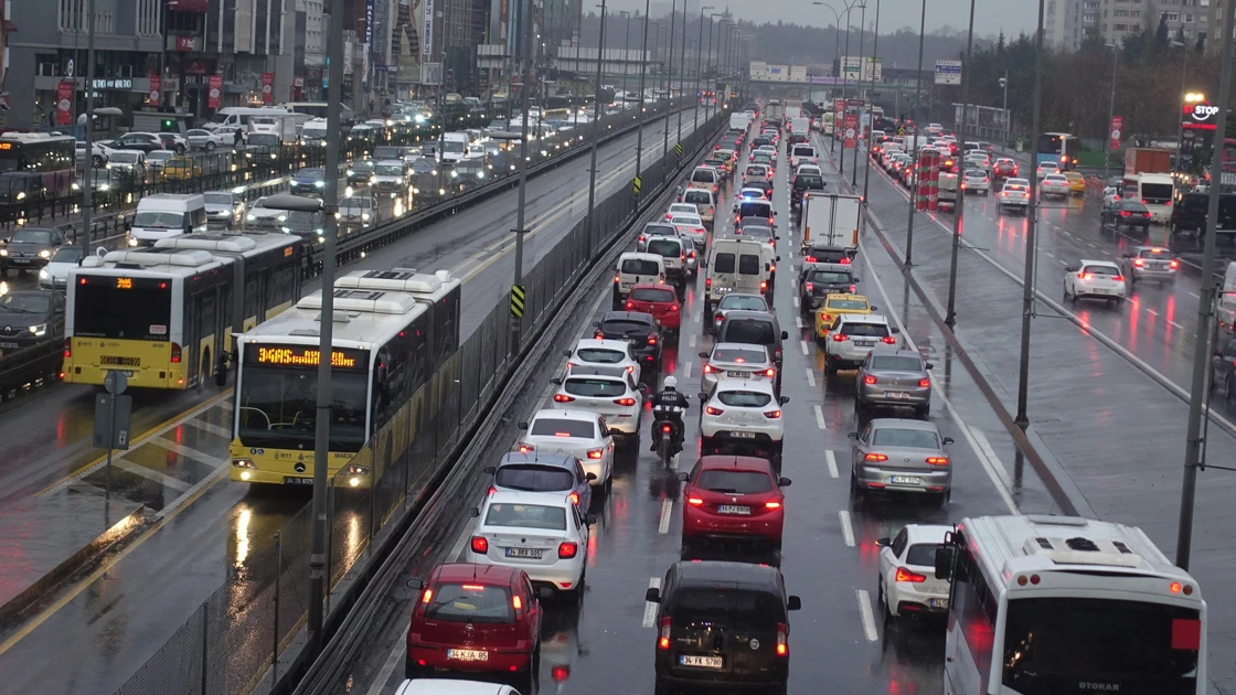 İstanbul'da fırtına ve yağış etkisini sürdürüyor