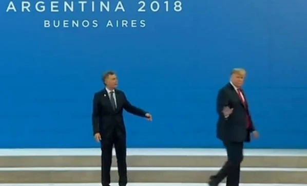 Trump'tan şok hareket! Devlet Başkanını kürsüde bırakıp kaçtı