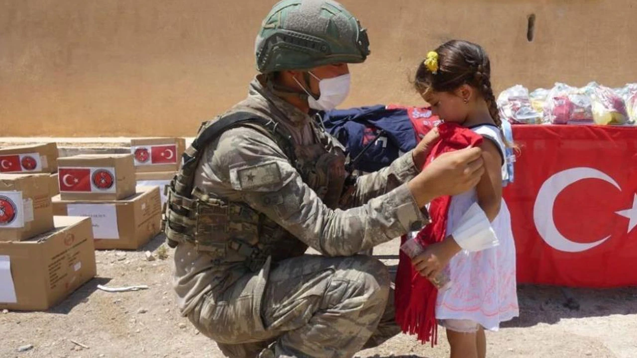 Türk milleti masumların yanında: Mehmetçikten şefkat eli