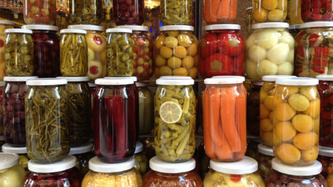 Turşuların üstü neden beyazlaşır, yenir mi, nasıl önlenir? - 2. Resim