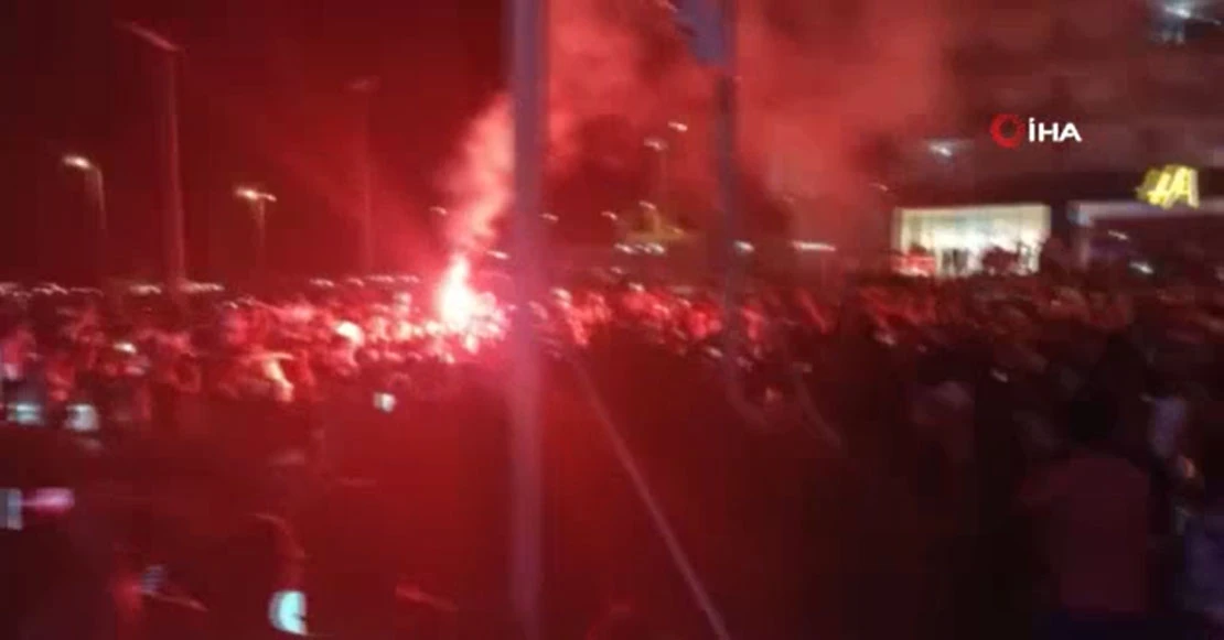 Tunus'ta halk sokağa döküldü darbeyi kutladı