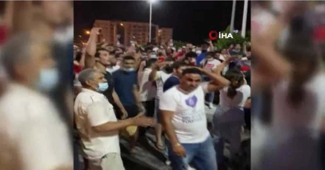 Tunus'ta halk sokağa döküldü darbeyi kutladı