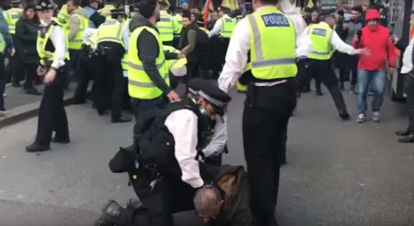 Türk vatandaşına saldıran PKK'lıya Londra'da polis dayağı