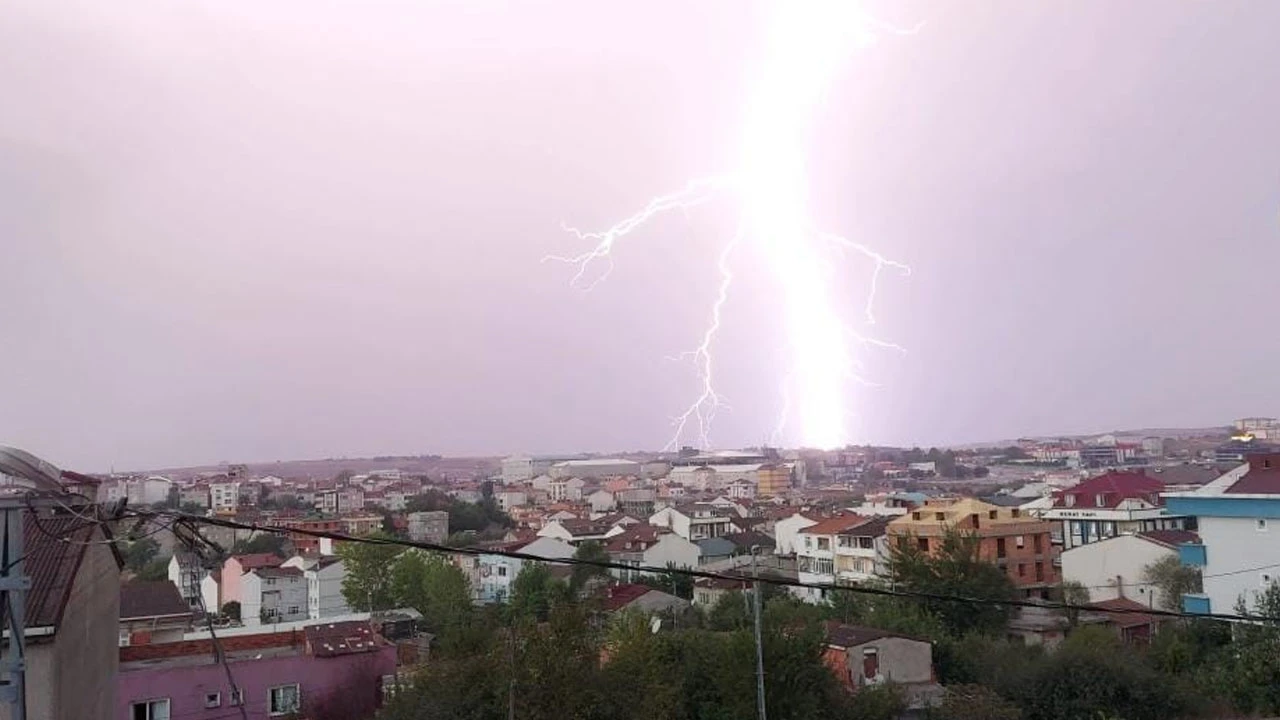 İstanbul'da kuvvetli yağış: Şimşekler çaktı, ağaçlar devrildi