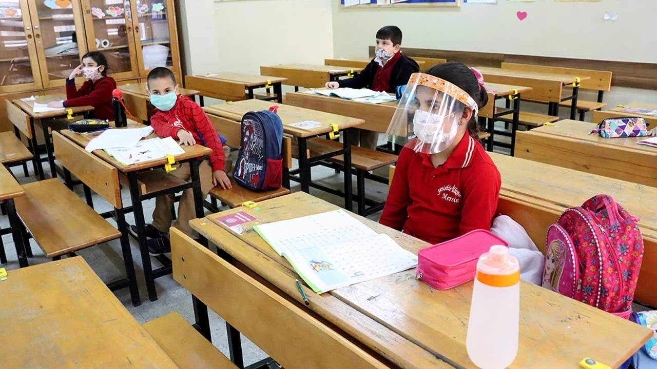 Yüz yüze eğitimde Kovid-19 önlemi: Öğretmenler ve öğrenci velileri aşılanacak