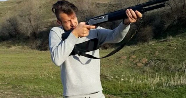 Futbolcu Batuhan Karadeniz'den tüfekle paylaşım: Zamanlama manidar bulundu