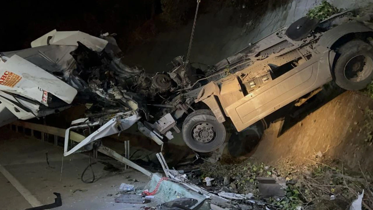 Freni patlayan tır evin duvarını biçti, 10 metreden yola uçtu