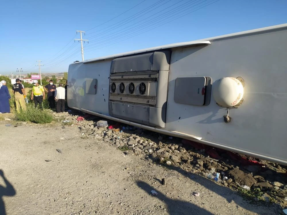 Uşak'ta otobüs şarampole yuvarlandı: Çok sayıda yaralı