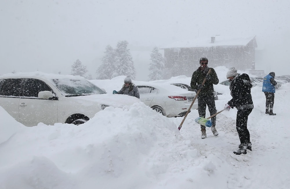 Kar altında kalan araçlarını aradılar