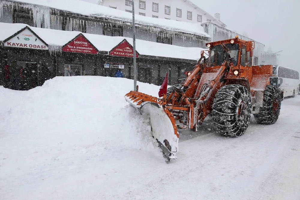 Kar altında kalan araçlarını aradılar