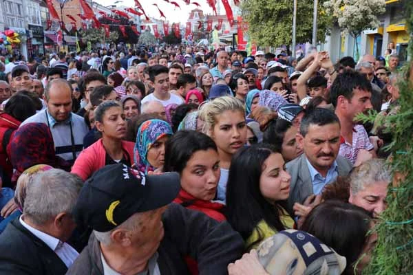 Edirne'de Uluslararası Bando ve Ciğer Festivali'nde ciğer kuyruğu