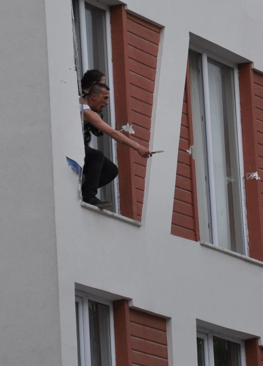 Üniversiteli kızı evinde rehin alıp dehşet saçtı