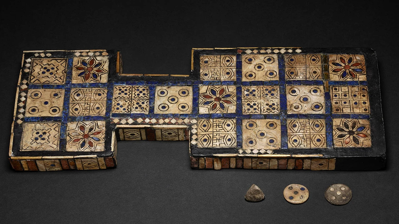 Bilim insanları, 4 bin yıllık tavla benzeri oyun tahtası buldu