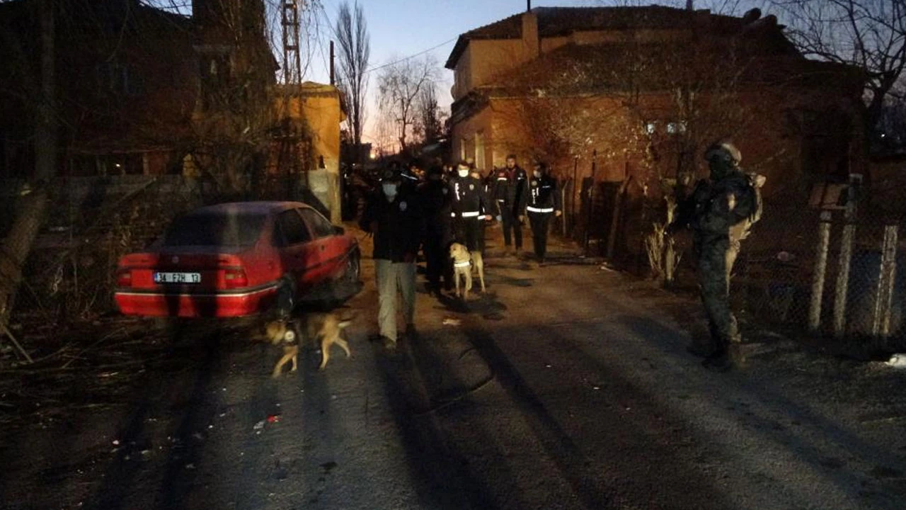 300 polisle şafak vakti uyuşturucu baskını: 50 gözaltı