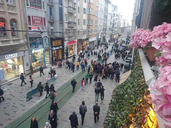 İstiklal Caddesi'nde tramvay yolu yeşillendi, vatandaşlar şaşkınlığını gizleyemedi