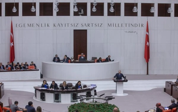 Bakan Varank, mecliste çip ve ilaç tanıttı