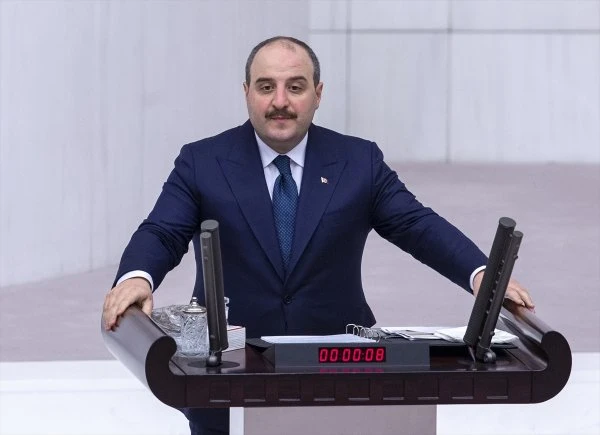 Bakan Varank, mecliste çip ve ilaç tanıttı