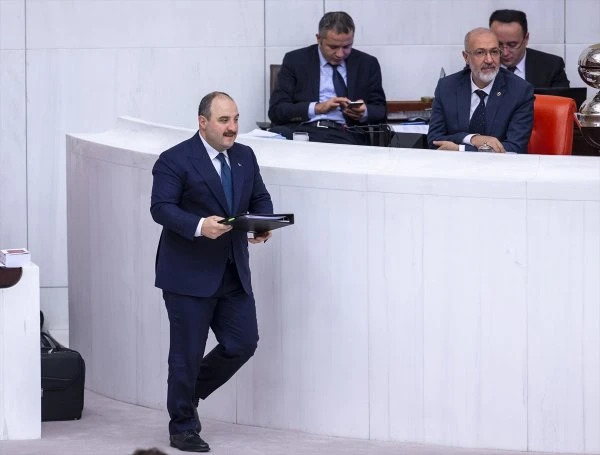 Bakan Varank, mecliste çip ve ilaç tanıttı