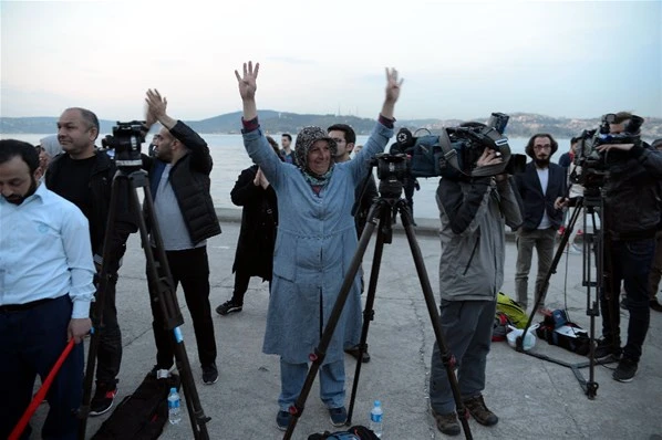 Vatandaşlar 'Evet'i kutlamaya başladı